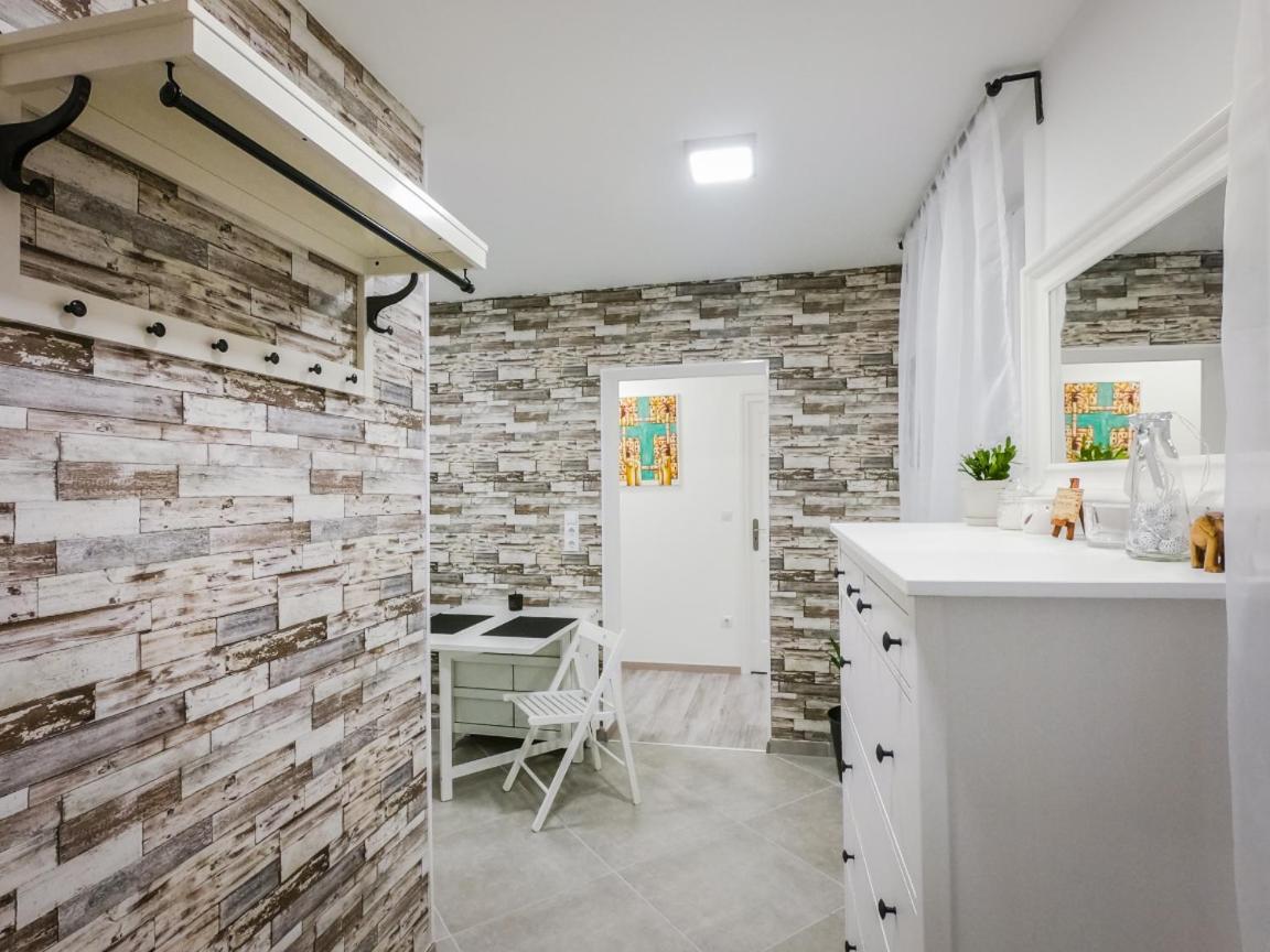 Malasits 1 Private With Shared Bathroom Проживание в семье *